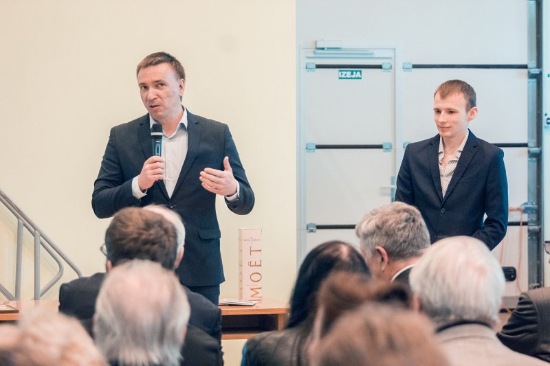 Latvijas Universitātes Materiālu mehānikas institūta Materiālu testēšanas laboratorijas atklāšana. Andrejs Baranovskis, 'LNK Aerospace' valdes loceklis (pa kreisi).