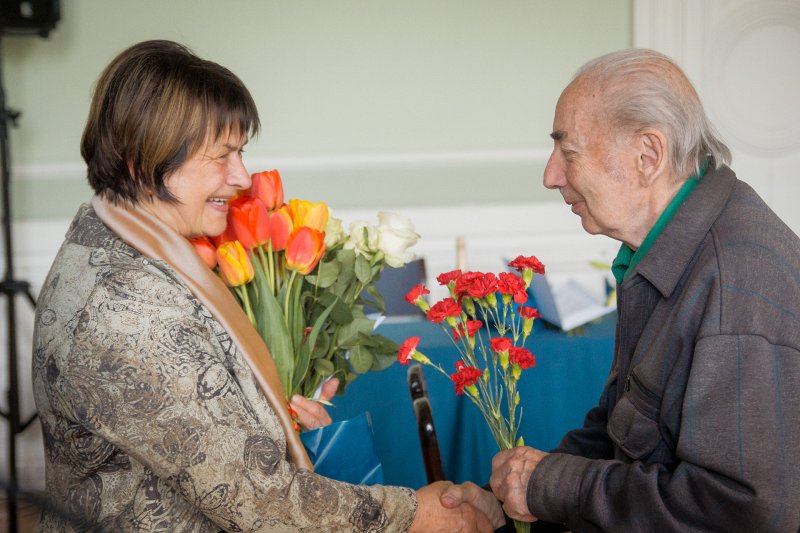 Latvijas Universitātes senioru jubilāru sveikšana. null