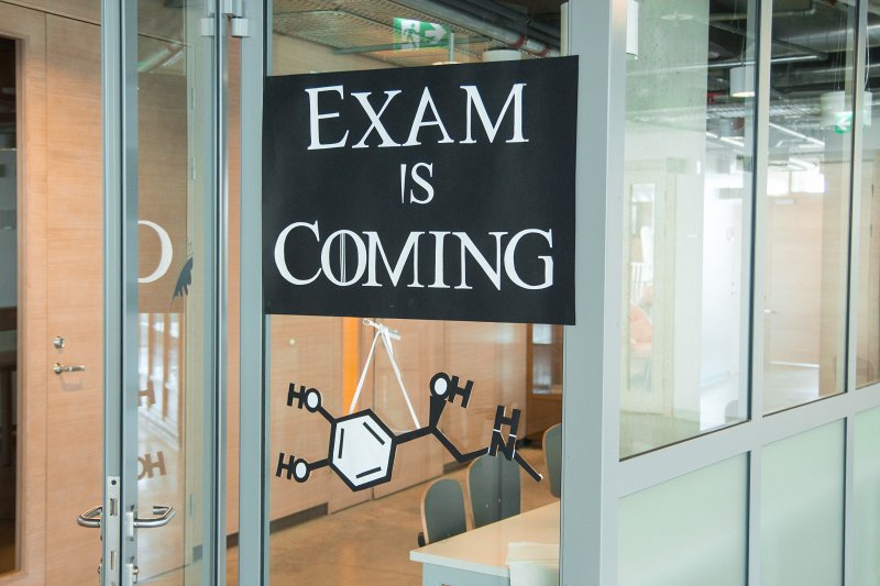 Uzraksts 'Exam is coming' Latvijas Universitātes Medicīnas fakultātē. null