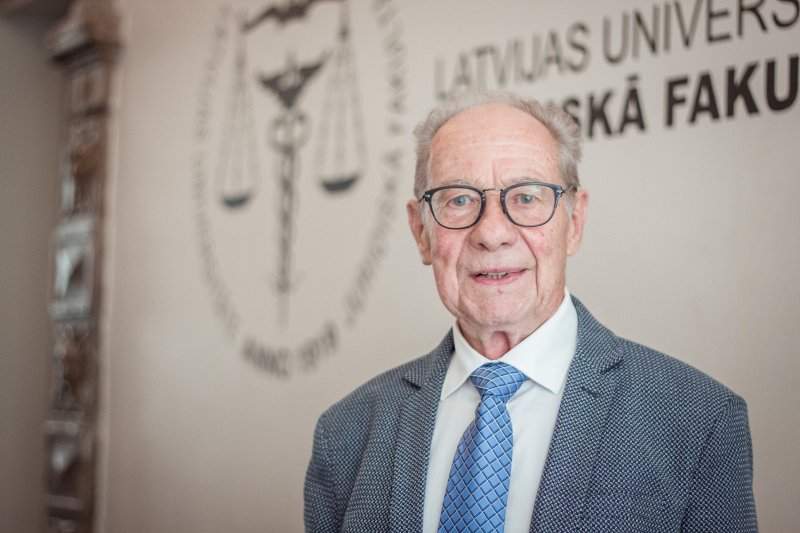 Latvijas Universitātes Juridiskās fakultātes profesors Kalvis Torgāns. null
