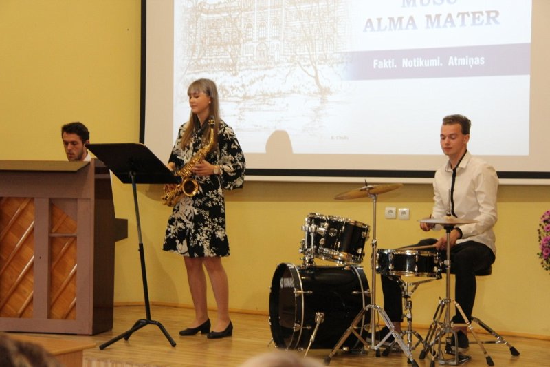 Izstādes «Mūsu «Alma Mater»: Fakti. Notikumi. Atmiņas» svinīga atklāšana Latvijas Universitātes Akadēmiskajā bibliotēkā. LU Pūtēju orķestra trio.