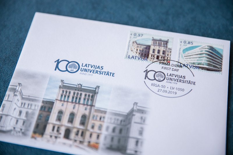 Latvijas Universitātes 100. gadadienai veltītu pastmarku un aploksnes atklāšana. null