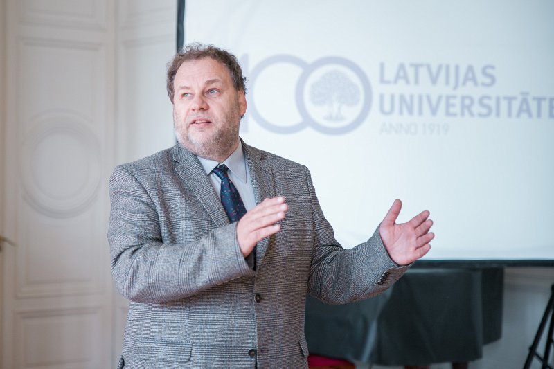 Latvijas Universitātes 100. gadadienai veltītu pastmarku un aploksnes atklāšana. null