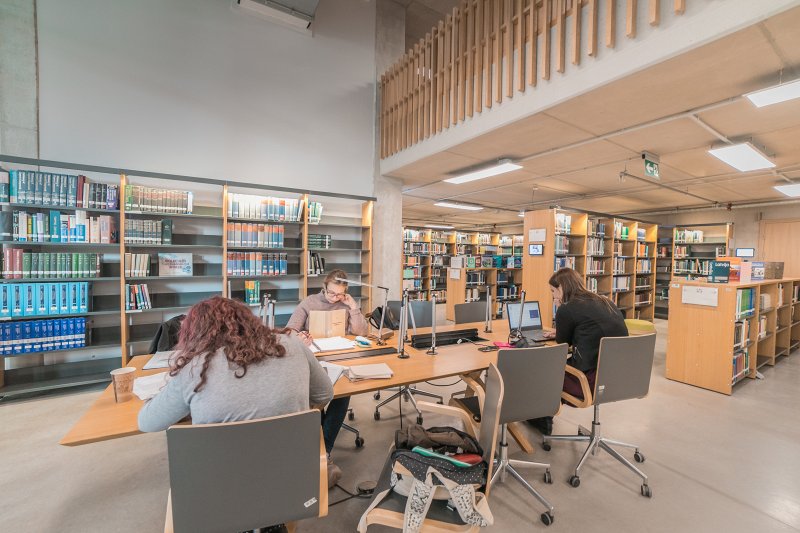 Latvijas Universitātes Akadēmiskā centra Dabas mājas bibliotēka (Dabaszinātņu bibliotēka). null