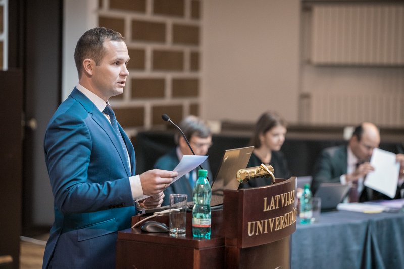 Latvijas Universitātes Satversmes sapulces ārkārtas sēde. LU Juridiskā departamenta direktors Jānis Uiska.