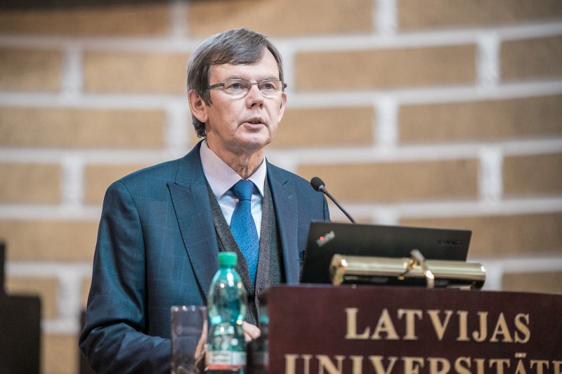 Latvijas Universitātes Satversmes sapulces ārkārtas sēde. LU Satversmes sapulces priekšsēdētājs Māris Kļaviņš.