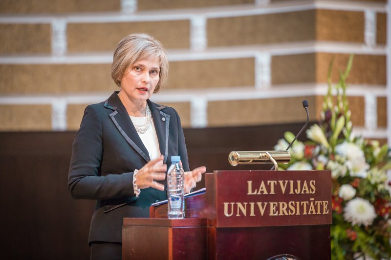 Latvijas Universitātes Juridiskās  Fakultātes simtgades  svinību ceremonija. Satversmes tiesas priekšsēdētāja Ineta Ziemele.