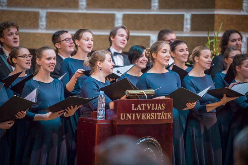 Latvijas Universitātes Juridiskās  Fakultātes simtgades  svinību ceremonija. Koris 'Aura'.