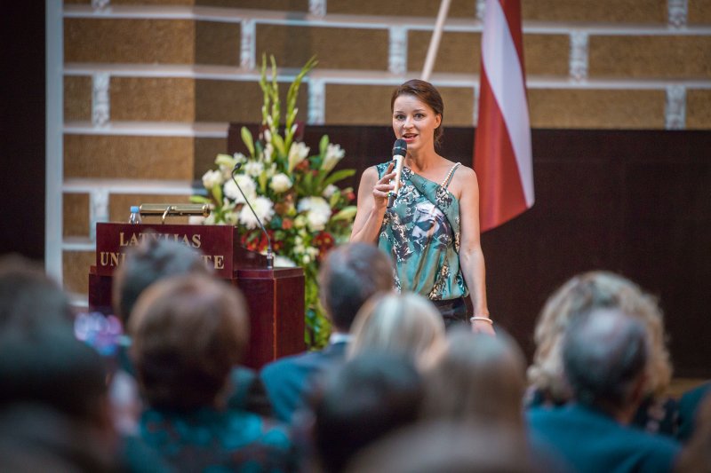 Latvijas Universitātes Juridiskās  Fakultātes simtgades  svinību ceremonija. Dziedātāja, LU juridiskās fakultātes absolvente Marija Naumova.