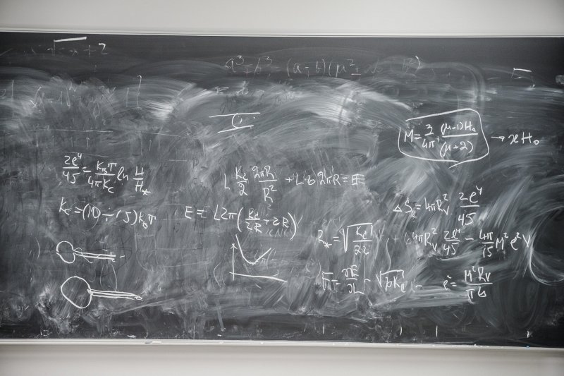 Lekcijas «Ievads bioloģiskajā fizikā» pieraksti uz tāfeles Latvijas Universitātes Fizikas, matemātikas un optometrijas fakultātē. null