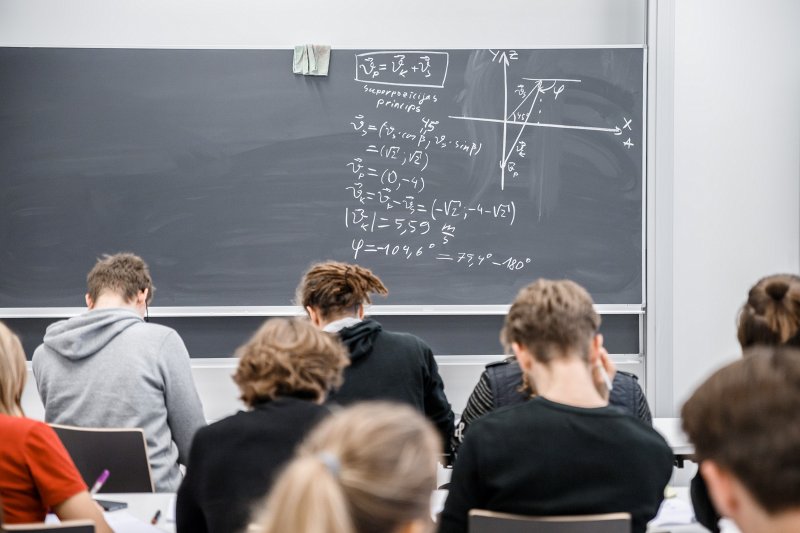 Lekcija «Ievads matemātikā fiziķiem» Latvijas Universitātes Fizikas, matemātikas un optometrijas fakultātē. null