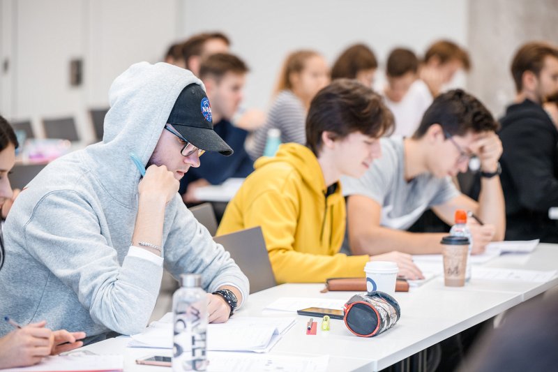 Studenti lekcijā «Ievads matemātikā fiziķiem» Latvijas Universitātes Fizikas, matemātikas un optometrijas fakultātē. null