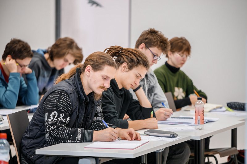 Studenti lekcijā «Ievads matemātikā fiziķiem» Latvijas Universitātes Fizikas, matemātikas un optometrijas fakultātē. null