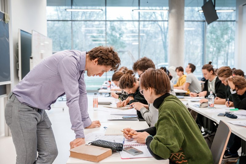 Lekcija «Ievads matemātikā fiziķiem» Latvijas Universitātes Fizikas, matemātikas un optometrijas fakultātē, lektors Dr. Jānis Cīmurs. null