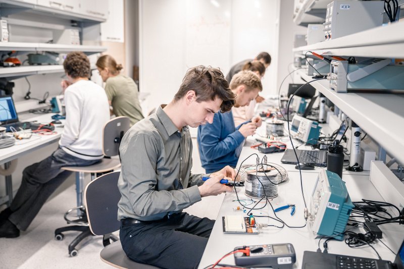 Elektronikas laboratorijas darbi Latvijas Universitātes Fizikas, matemātikas un optometrijas fakultātē. null
