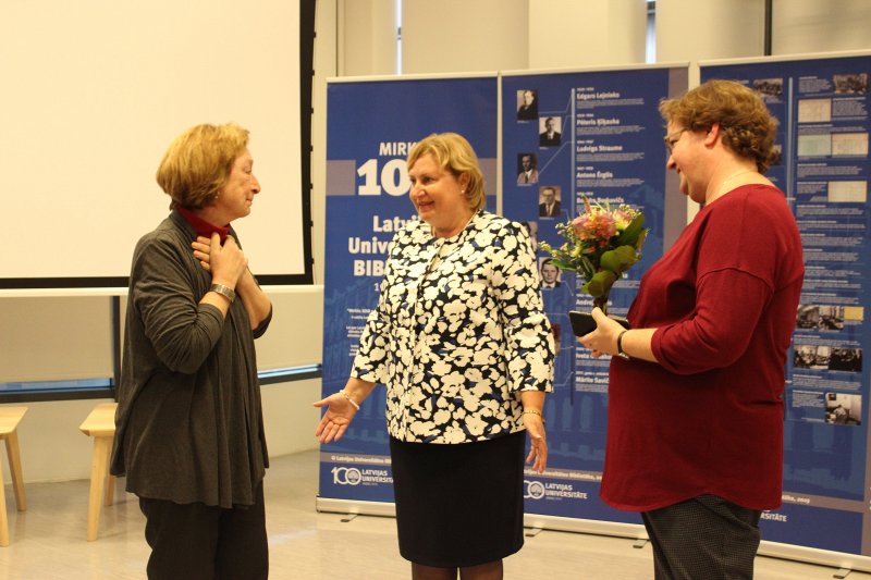 Latvijas Universitātes Bibliotēkas stendu izstādes «Mirklis 100 gadi: Latvijas Universitātes Bibliotēka 1919-2019» atklāšana LU Humanitāro un sociālo zinātņu centra Kalpaka bulvārī. LU Bibliotēkas informācijas speciāliste Irina Tiško, LU Bibliotēkas direktore Mārīte Saviča, LU Bibliotēkas Lietotāju apkalpošanas departamenta vadītāja Aldona Volkova.