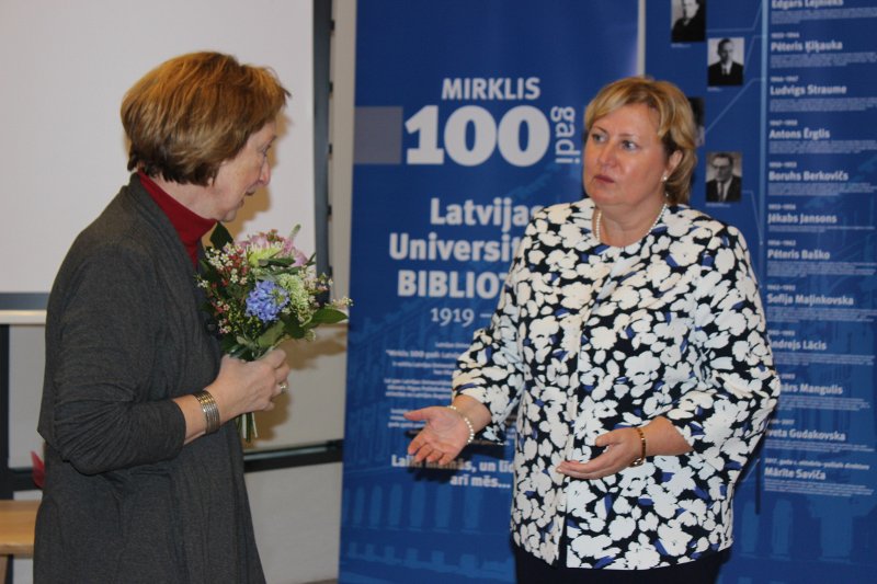 Latvijas Universitātes Bibliotēkas stendu izstādes «Mirklis 100 gadi: Latvijas Universitātes Bibliotēka 1919-2019» atklāšana LU Humanitāro un sociālo zinātņu centra Kalpaka bulvārī. LU Bibliotēkas informācijas speciāliste Irina Tiško, LU Bibliotēkas direktore Mārīte Saviča.