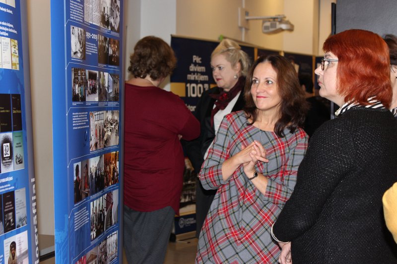 Latvijas Universitātes Bibliotēkas stendu izstādes «Mirklis 100 gadi: Latvijas Universitātes Bibliotēka 1919-2019» atklāšana LU Humanitāro un sociālo zinātņu centra Kalpaka bulvārī. LU Bibliotēkas eksperte Vēsma Klūga, LU Bibliotēkas Krājuma izmantošanas un attīstības departamenta vadītāja Marika Kupče, LU Bibliotēkas izpilddirektore Anita Svence.