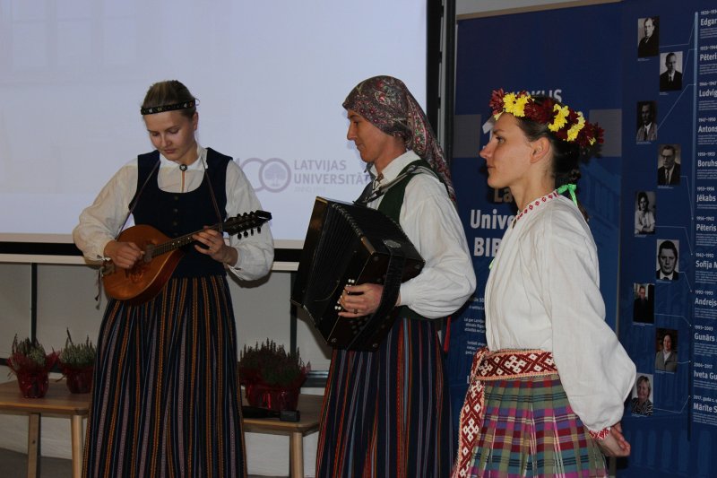 Latvijas Universitātes Bibliotēkas stendu izstādes «Mirklis 100 gadi: Latvijas Universitātes Bibliotēka 1919-2019» atklāšana LU Humanitāro un sociālo zinātņu centra Kalpaka bulvārī. null