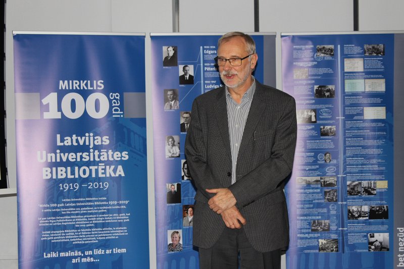 Latvijas Universitātes Bibliotēkas stendu izstādes «Mirklis 100 gadi: Latvijas Universitātes Bibliotēka 1919-2019» atklāšana LU Humanitāro un sociālo zinātņu centra Kalpaka bulvārī. LU Fizikas, matemātikas un optometrijas fakultātes profesors Mārcis Auziņš.