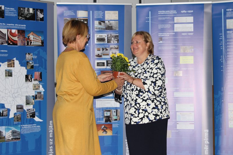 Latvijas Universitātes Bibliotēkas stendu izstādes «Mirklis 100 gadi: Latvijas Universitātes Bibliotēka 1919-2019» atklāšana LU Humanitāro un sociālo zinātņu centra Kalpaka bulvārī. null