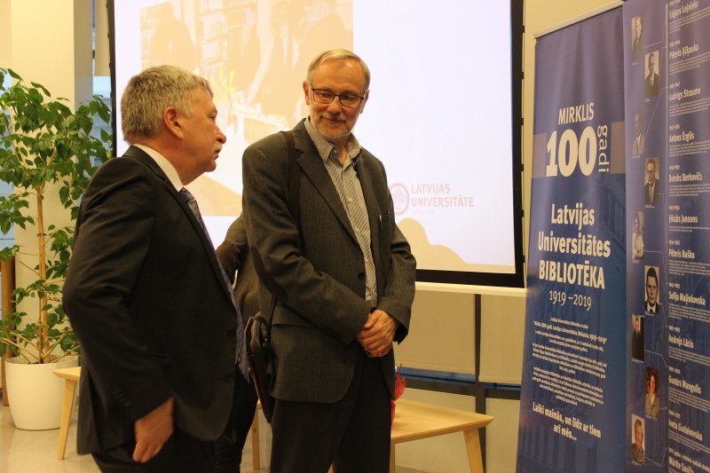 Latvijas Universitātes Bibliotēkas stendu izstādes «Mirklis 100 gadi: Latvijas Universitātes Bibliotēka 1919-2019» atklāšana LU Humanitāro un sociālo zinātņu centra Kalpaka bulvārī. LU profesors Mārcis Auziņš, LU rektora p.i. profesors Indriķis Muižnieks.