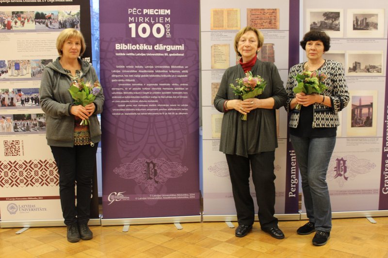 Latvijas Universitātes Bibliotēkas stendu izstādes «Mirklis 100 gadi: Latvijas Universitātes Bibliotēka 1919-2019» atklāšana LU Humanitāro un sociālo zinātņu centra Kalpaka bulvārī. LU Bibliotēkas informācijas speciāliste Ļubova Gavrilova, LU Bibliotēkas informācijas speciāliste Irina Tiško, LU Bibliotēkas informācijas speciāliste Larisa Ponomarjova.