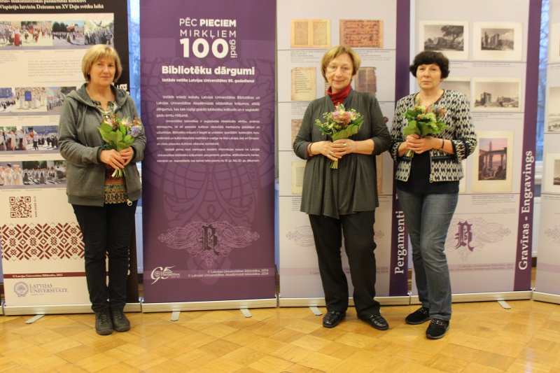 Latvijas Universitātes Bibliotēkas stendu izstādes «Mirklis 100 gadi: Latvijas Universitātes Bibliotēka 1919-2019» atklāšana LU Humanitāro un sociālo zinātņu centra Kalpaka bulvārī. LU Bibliotēkas informācijas speciāliste Ļubova Gavrilova, LU Bibliotēkas informācijas speciāliste Irina Tiško, LU Bibliotēkas informācijas speciāliste Larisa Ponomarjova.