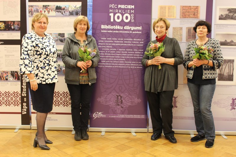 Latvijas Universitātes Bibliotēkas stendu izstādes «Mirklis 100 gadi: Latvijas Universitātes Bibliotēka 1919-2019» atklāšana LU Humanitāro un sociālo zinātņu centra Kalpaka bulvārī. LU Bibliotēkas direktore Mārīte Saviča, LU Bibliotēkas informācijas speciāliste Ļubova Gavrilova, LU Bibliotēkas informācijas speciāliste Irina Tiško, LU Bibliotēkas informācijas speciāliste Larisa Ponomarjova.