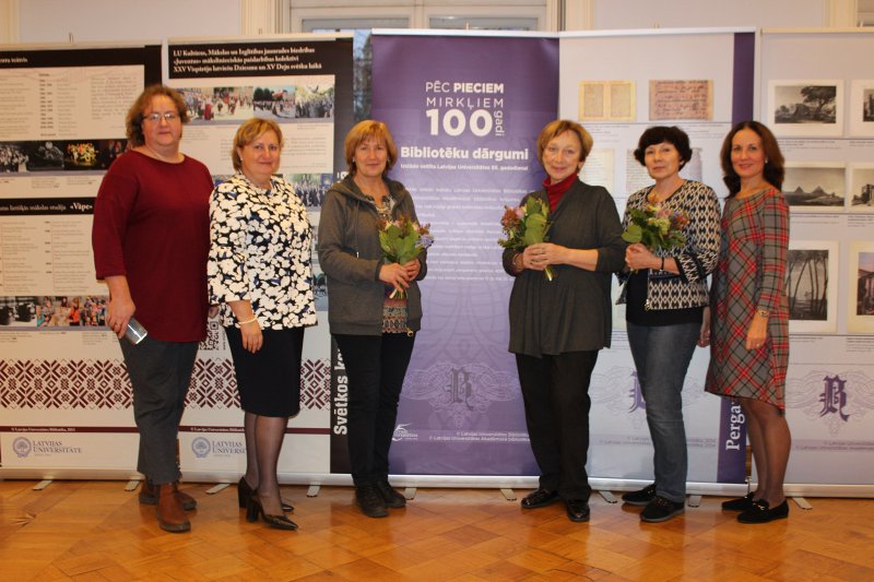 Latvijas Universitātes Bibliotēkas stendu izstādes «Mirklis 100 gadi: Latvijas Universitātes Bibliotēka 1919-2019» atklāšana LU Humanitāro un sociālo zinātņu centra Kalpaka bulvārī. LU Bibliotēkas Lietotāju apkalpošanas departamenta vadītāja Aldona Volkova, LU Bibliotēkas direktore Mārīte Saviča, LU Bibliotēkas informācijas speciāliste Ļubova Gavrilova, LU Bibliotēkas informācijas speciāliste Irina Tiško, LU Bibliotēkas informācijas speciāliste Larisa Ponomarjova, LU Bibliotēkas Krājuma izmantošanas un attīstības departamenta vadītāja Marika Kupče.