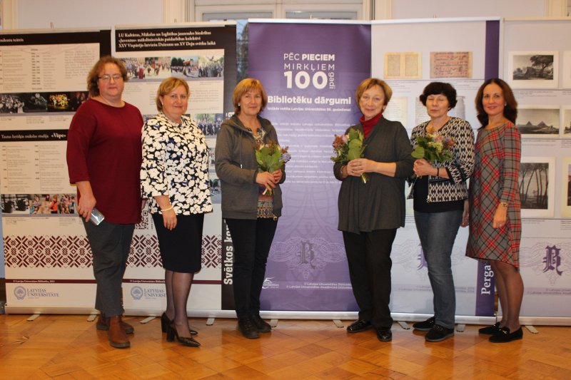 Latvijas Universitātes Bibliotēkas stendu izstādes «Mirklis 100 gadi: Latvijas Universitātes Bibliotēka 1919-2019» atklāšana LU Humanitāro un sociālo zinātņu centra Kalpaka bulvārī. LU Bibliotēkas Lietotāju apkalpošanas departamenta vadītāja Aldona Volkova, LU Bibliotēkas direktore Mārīte Saviča, LU Bibliotēkas informācijas speciāliste Ļubova Gavrilova, LU Bibliotēkas informācijas speciāliste Irina Tiško, LU Bibliotēkas informācijas speciāliste Larisa Ponomarjova, LU Bibliotēkas Krājuma izmantošanas un attīstības departamenta vadītāja Marika Kupče.