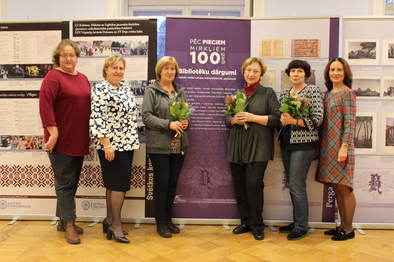 Latvijas Universitātes Bibliotēkas stendu izstādes «Mirklis 100 gadi: Latvijas Universitātes Bibliotēka 1919-2019» atklāšana LU Humanitāro un sociālo zinātņu centra Kalpaka bulvārī. LU Bibliotēkas Lietotāju apkalpošanas departamenta vadītāja Aldona Volkova, LU Bibliotēkas direktore Mārīte Saviča, LU Bibliotēkas informācijas speciāliste Ļubova Gavrilova, LU Bibliotēkas informācijas speciāliste Irina Tiško, LU Bibliotēkas informācijas speciāliste Larisa Ponomarjova, LU Bibliotēkas Krājuma izmantošanas un attīstības departamenta vadītāja Marika Kupče.