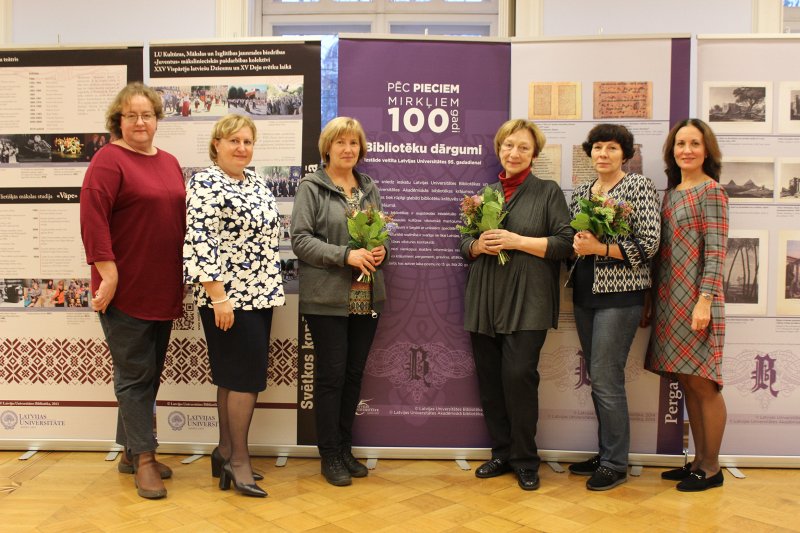 Latvijas Universitātes Bibliotēkas stendu izstādes «Mirklis 100 gadi: Latvijas Universitātes Bibliotēka 1919-2019» atklāšana LU Humanitāro un sociālo zinātņu centra Kalpaka bulvārī. LU Bibliotēkas Lietotāju apkalpošanas departamenta vadītāja Aldona Volkova, LU Bibliotēkas direktore Mārīte Saviča, LU Bibliotēkas informācijas speciāliste Ļubova Gavrilova, LU Bibliotēkas informācijas speciāliste Irina Tiško, LU Bibliotēkas informācijas speciāliste Larisa Ponomarjova, LU Bibliotēkas Krājuma izmantošanas un attīstības departamenta vadītāja Marika Kupče.