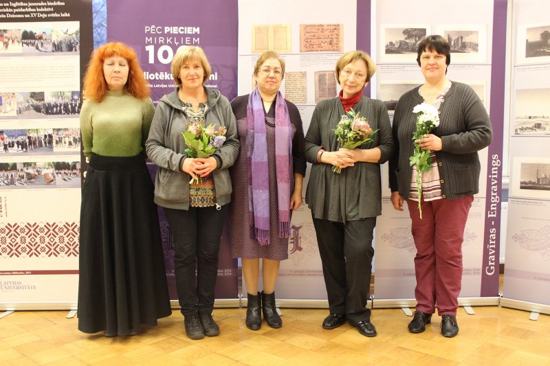 Latvijas Universitātes Bibliotēkas stendu izstādes «Mirklis 100 gadi: Latvijas Universitātes Bibliotēka 1919-2019» atklāšana LU Humanitāro un sociālo zinātņu centra Kalpaka bulvārī. LU Bibliotēkas eksperte Ilga Mantiniece, LU Bibliotēkas informācijas speciāliste Ļubova Gavrilova,  LU Bibliotēkas galvenā bibliotekāre Anžela Avdeikina, LU Bibliotēkas informācijas speciāliste Irina Tiško, LU Bibliotēkas galvenā bibliotekāre Sandra Fomina.