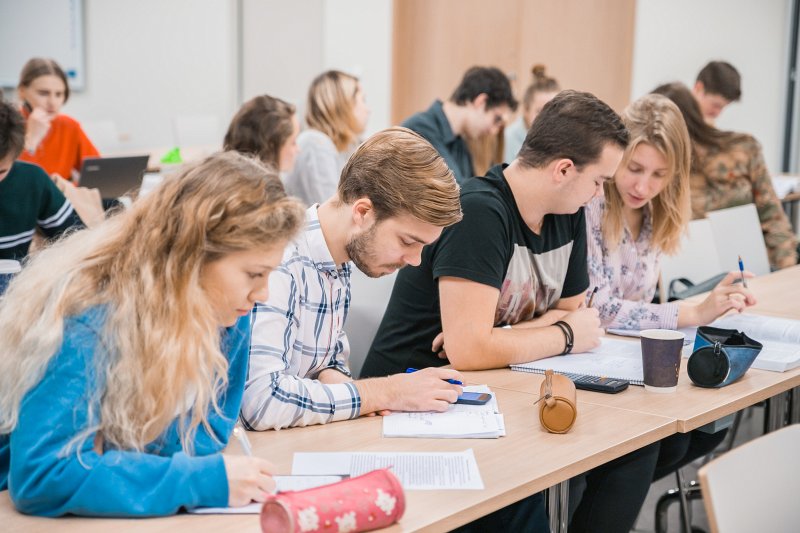 Latvijas Universitātes Ķīmijas fakultātes studenti lekcijā. null