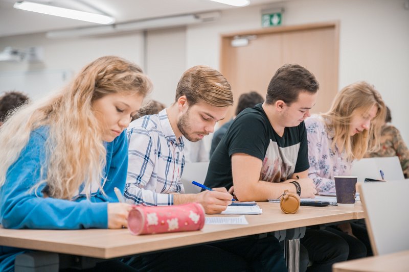 Latvijas Universitātes Ķīmijas fakultātes studenti lekcijā. null