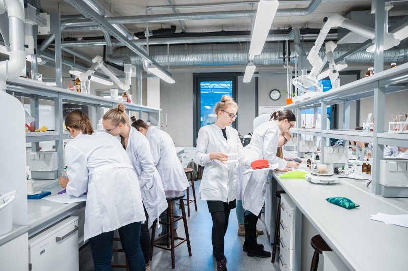 Studentes Latvijas Universitātes Ķīmijas fakultātes laboratorijā. null