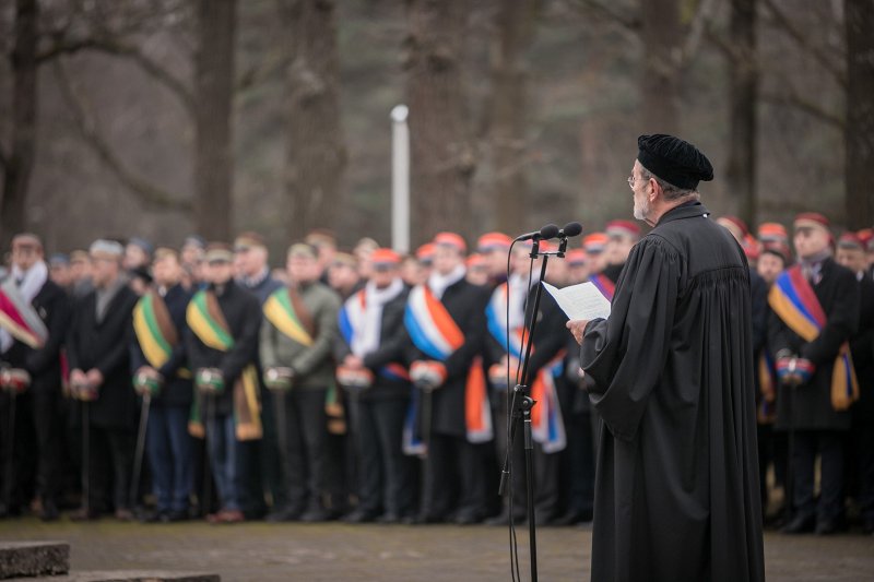 Latvijas Republikas proklamēšanas 101. gadadienai veltīts studentu un studenšu korporāciju un akadēmisko vienību gājiens un piemiņas brīdis Rīgas Brāļu kapos. null