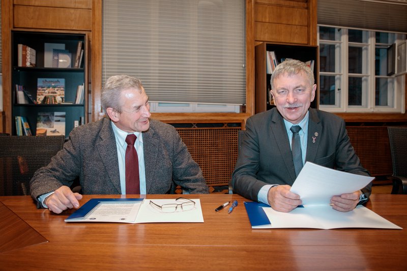 Latvijas Universitātes un Latvijas Zinātņu akadēmijas sadarbības līguma parakstīšana. LZA prezidents Ojārs Spārītis (pa kreisi) un LU rektora p. i. Indriķis Muižnieks.