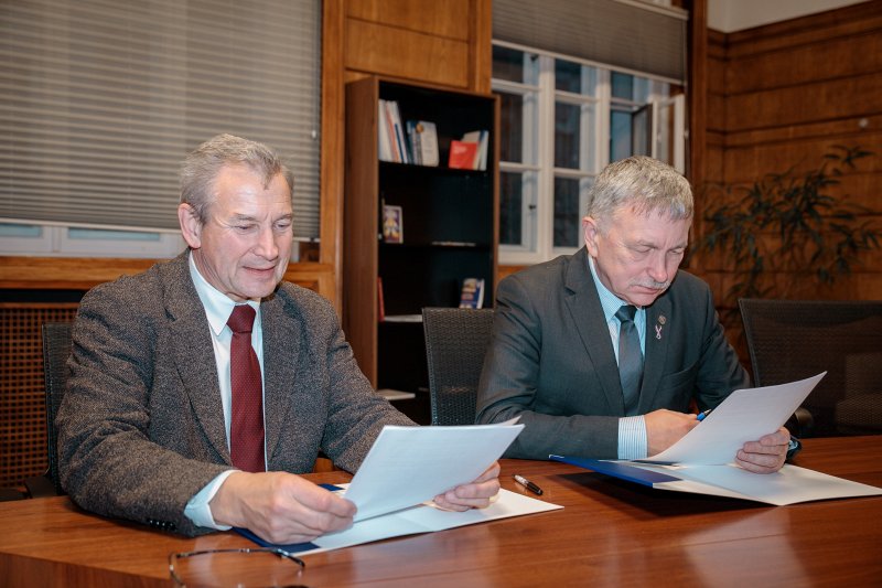 Latvijas Universitātes un Latvijas Zinātņu akadēmijas sadarbības līguma parakstīšana. LZA prezidents Ojārs Spārītis (pa kreisi) un LU rektora p. i. Indriķis Muižnieks.