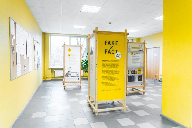 Izstāde «Fake≠Fact» Latvijas Universitātes Sociālo zinātņu fakultātē. null