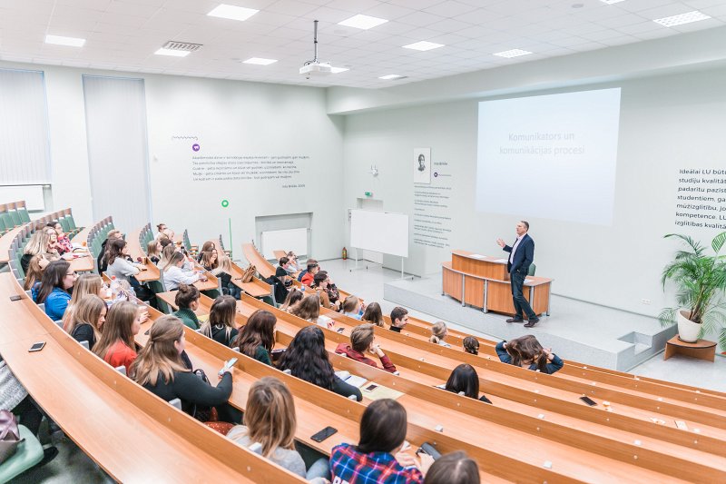 Lekcija Latvijas Universitātes Sociālo zinātņu fakultātes Intas Brikšes auditorijā. Lektors Rolands Tjarve.