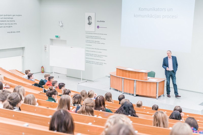 Lekcija Latvijas Universitātes Sociālo zinātņu fakultātes Intas Brikšes auditorijā. Lektors Rolands Tjarve.