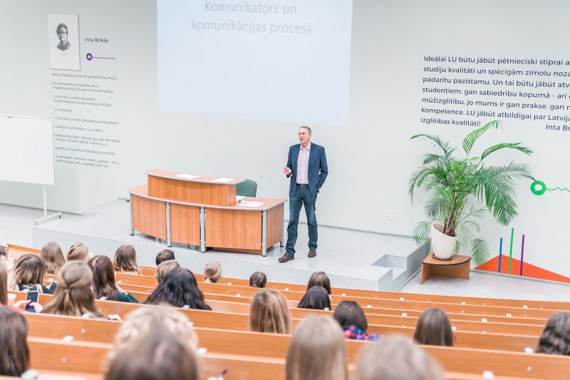 Lekcija Latvijas Universitātes Sociālo zinātņu fakultātes Intas Brikšes auditorijā. Lektors Rolands Tjarve.