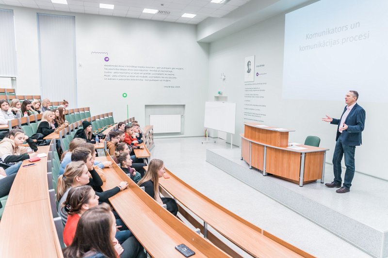 Lekcija Latvijas Universitātes Sociālo zinātņu fakultātes Intas Brikšes auditorijā. Lektors Rolands Tjarve.