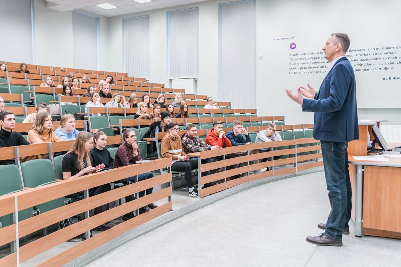 Lekcija Latvijas Universitātes Sociālo zinātņu fakultātes Intas Brikšes auditorijā. Lektors Rolands Tjarve.