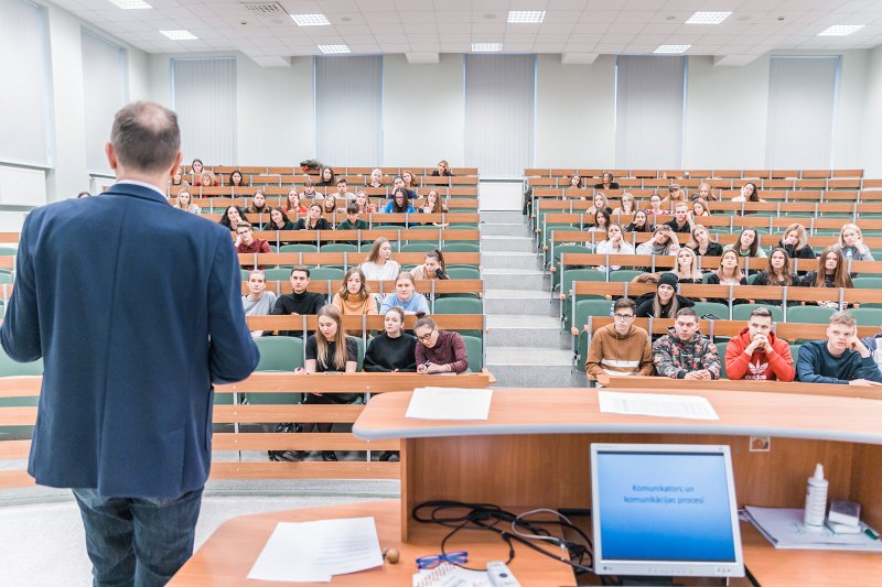 Lekcija Latvijas Universitātes Sociālo zinātņu fakultātes Intas Brikšes auditorijā. Lektors Rolands Tjarve.