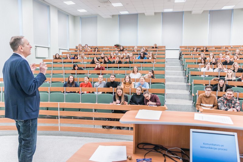 Lekcija Latvijas Universitātes Sociālo zinātņu fakultātes Intas Brikšes auditorijā. Lektors Rolands Tjarve.