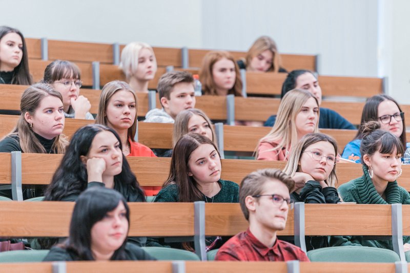 Lekcija Latvijas Universitātes Sociālo zinātņu fakultātes Intas Brikšes auditorijā. null