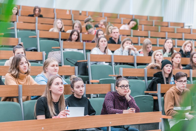 Lekcija Latvijas Universitātes Sociālo zinātņu fakultātes Intas Brikšes auditorijā. null